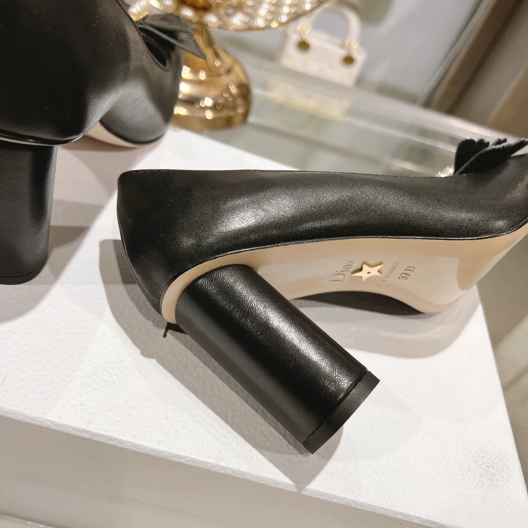 👟👟Ex-factory price 560👟👟 2024 early spring new style ◼️Dior ◼️Dior spring and summer latest fashion show haute couture series sandals Bow Mary Jane ——— Ldylle retro Roman style doll women's sandals CD pearl five metal buckle bow low-heeled women's single shoes Original development top high-end version Material: imported cow patent leather upper + water-dyed sheepskin lining + original molded pearl buckle + Italian genuine leather outsole Size: 34-40 (34.40. Customization is non-refundable and non-exchangeable) Heel height: 4.5cm 8.5cm